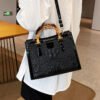 d62a981b-b321-4819-85aa-58dfa36c23c6.jpg New Fashion High-end Textile Women's Commuter Handbag